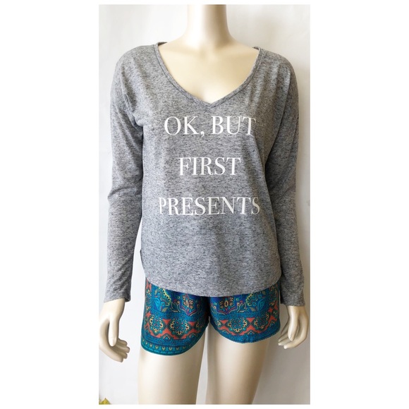 Victoria’s Secret ♥️ V-Neck Shirt - Picture 2 of 9